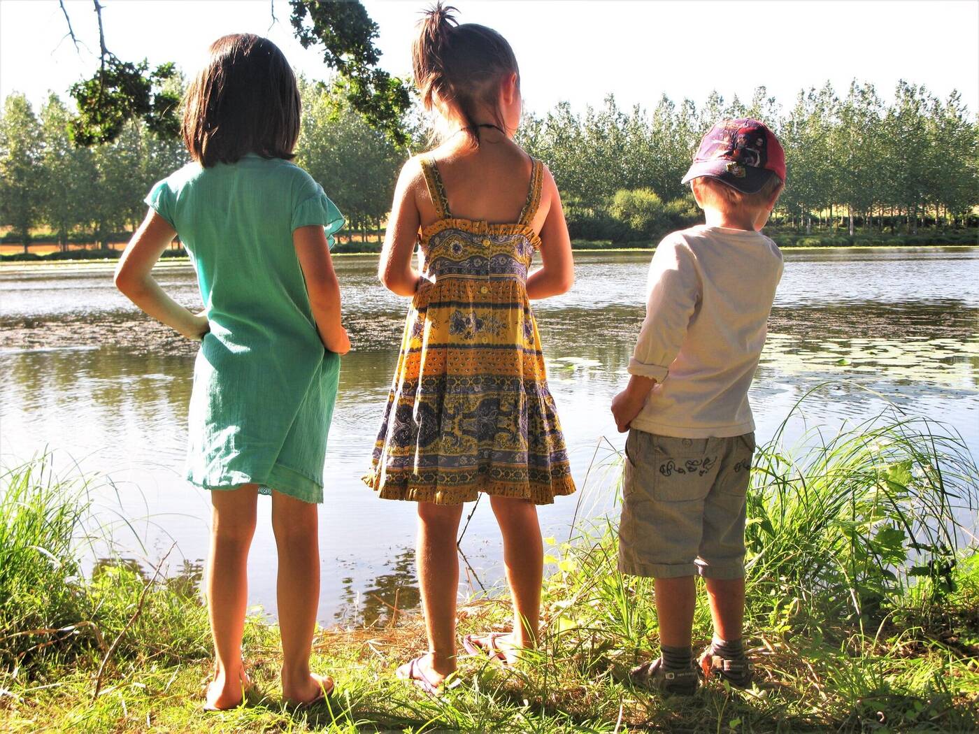 Photographie originale des trois enfants au bord de l’étang